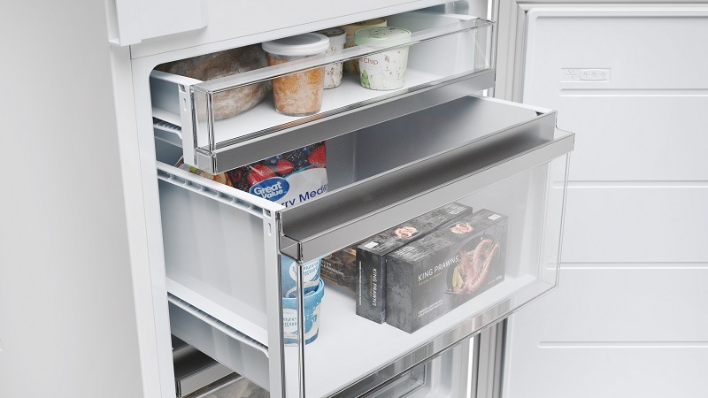 Chladnička s mrazničkou Haier HBW7519C biela otvorený vrchný šuplík v mrazničke vstavané chladničky haier ID Titanium 6 HBW7519C, vo vnútri sú potraviny