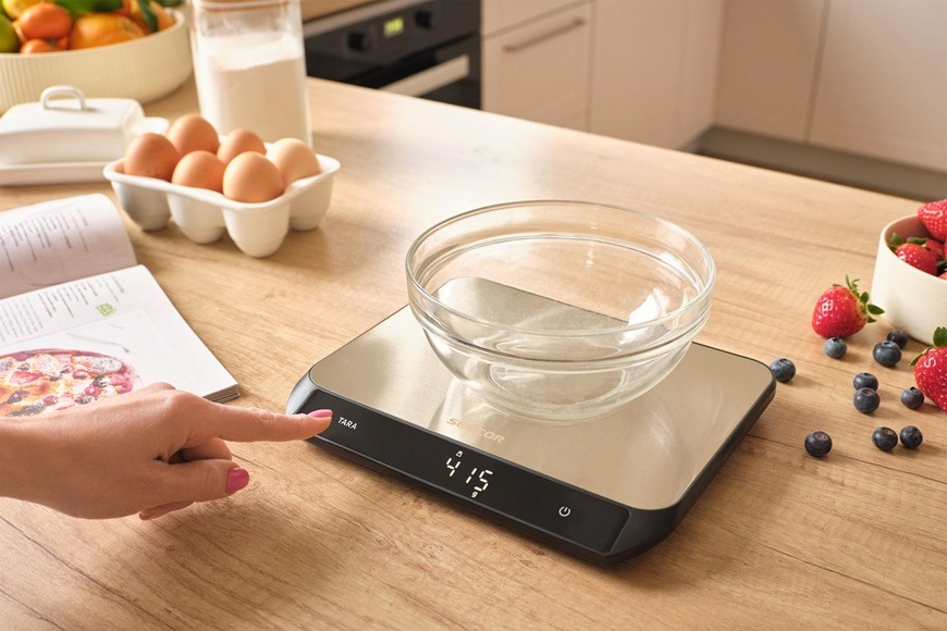 Kuchynská váha Sencor SKS 8200 s funkciou tara a digitálnym displejom umožňuje presné váženie ingrediencií pri pečení a varení, zatiaľ čo elegantný nerezový dizajn skvele doplní modernú kuchyňu.