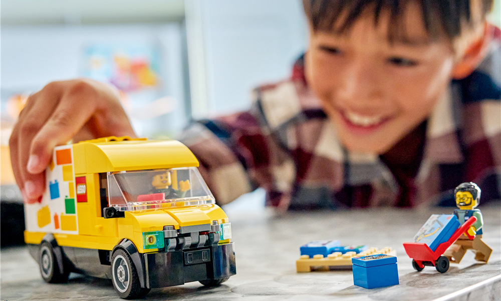 Stavebnica LEGO® City 60500 Dodávka LEGO® Dodávku je možné prepojiť s ďalšími modelmi LEGO City a vytvoriť vlastné mesto plné policajtov, hasičov alebo vlakov