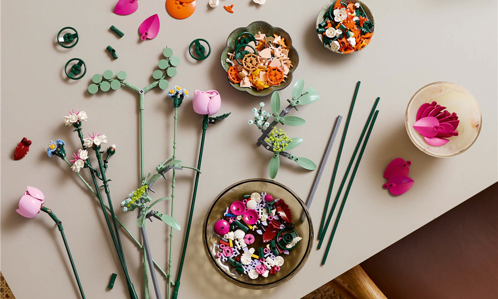 Stavebnica LEGO® Botanicals 10342 Krásná kytice růžových květin Nastaviteľné stonky umožnia meniť sklon a rozmiestnenie kvetov, takže si aranžmán prispôsobíte podľa svojho vkusu.