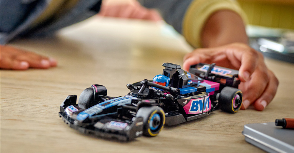 Stavebnica LEGO® Speed Champions 77248 Závodní auto BWT Alpine F1® Team A524 Model BWT Alpine F1 Team A524 zaujme svätožiarou, zadným krídlom, širšími pneumatikami a tímovými polepmi.