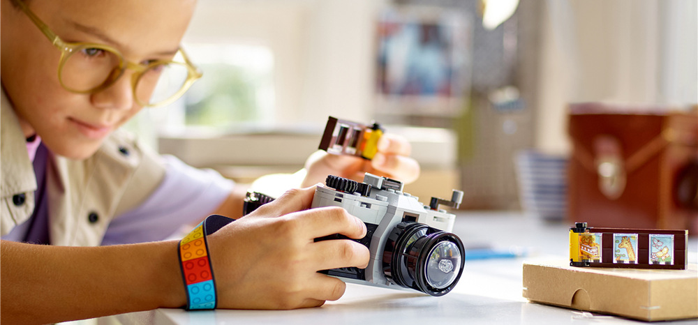 Stavebnica LEGO® Creator 3 v 1 31147 Retro fotoaparát Retro fotoaparát s pohyblivými prvkami a filmom umožňuje deťom napodobniť fotografovanie a vymýšľať vlastné scény.