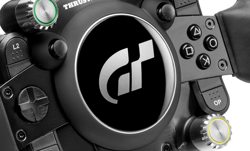 Volant Thrustmaster GT Wheel Add-on pro PC , PS5/4 čierny Detail stredovej časti volantu s logom GT a ovládacími tlačidlami