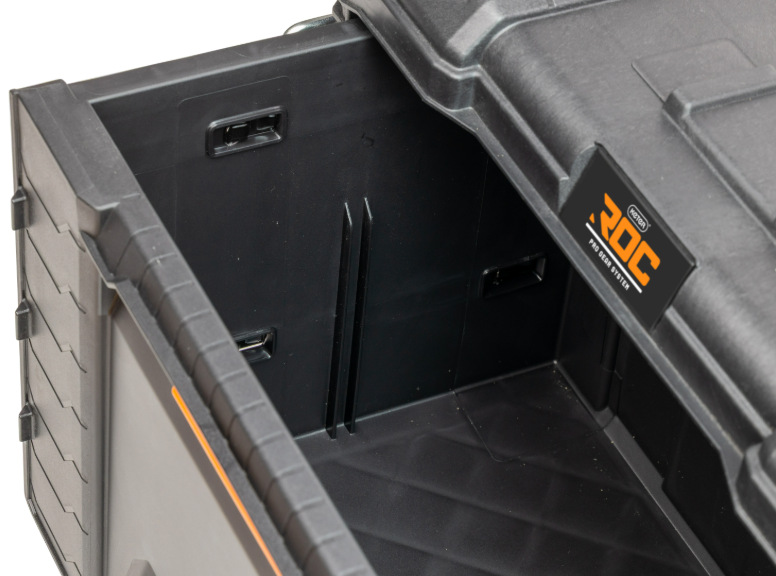 Detail vnútorného priestoru veľmi hlbokej zásuvky boxu Keter ROC Pro Gear 2.0 XL