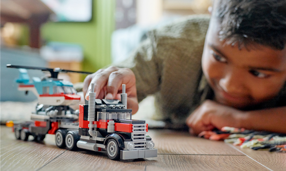 Stavebnica LEGO® Creator 3 v 1 31146 Náklaďák s plochou korbou a helikoptéra Každý z troch variantov je možné po dokončení využiť ako výstavný model a kedykoľvek ho znovu prestavať.