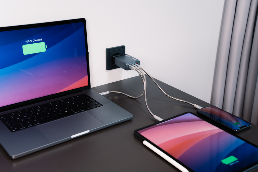 Cestovný adaptér Verbatim GNC-100 GaN 100W, 3x USB-C PD 100/65W, 1x USB-A QC 3.0 strieborný
