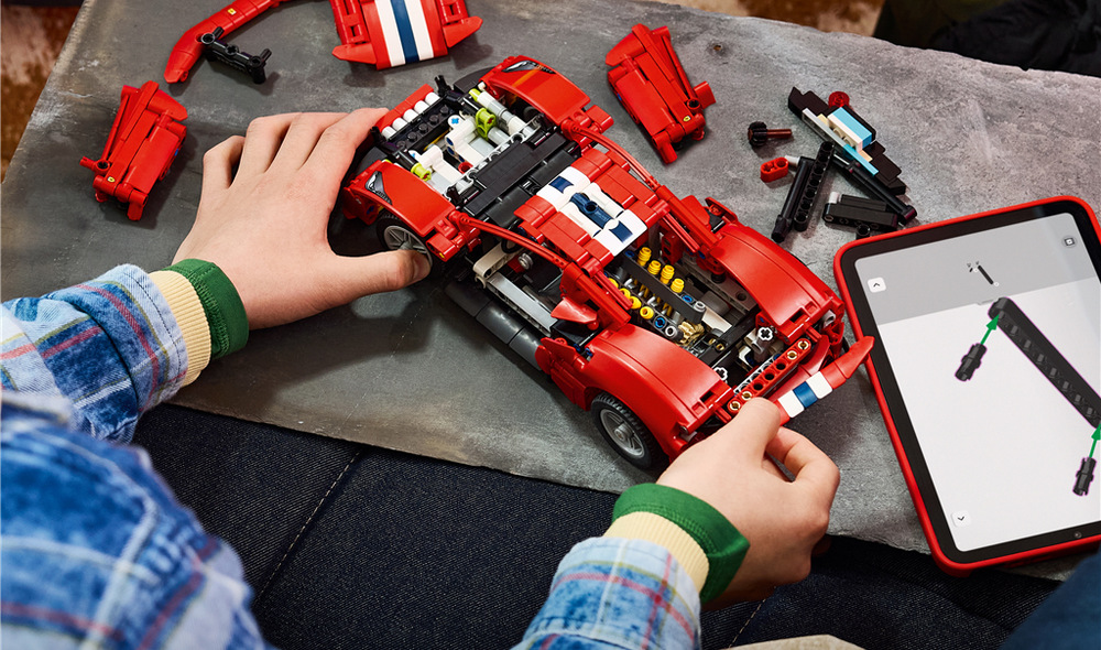 Stavebnica LEGO® Technic 42235 Auto Ferrari 488 PISTA Model Ferrari 488 Pista približuje deťom fungovanie motora V8, diferenciálu aj funkčného riadenia.