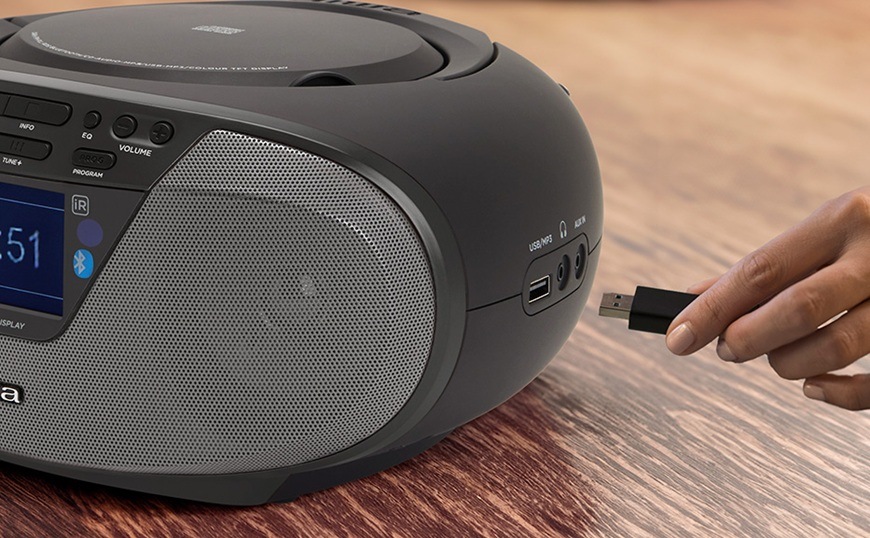 Rádiomagnetofón s DAB+/CD AIWA BBTU-500DAB čierny Detailný záber na bok rádioprijímača DAB+/CD Aiwa BBTU-500DAB v čiernom prevedení, kde žena zapája USB flashdisk.