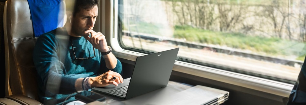 Webkamera, dvojica mikrofónov a podsvietená numerická klávesnica uľahčia prácu aj videohovory.