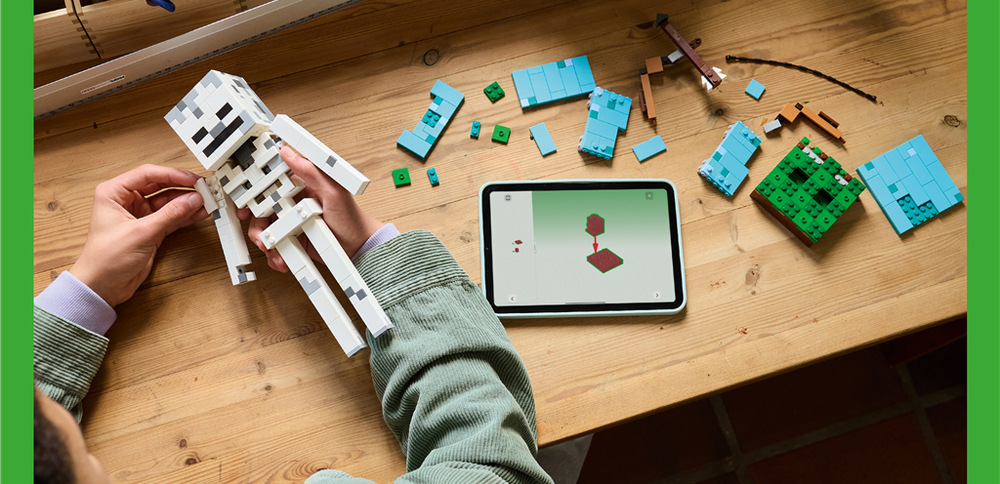 Stavebnica LEGO® Minecraft® 21594 Kostlivec Model meria cez 29 cm a vďaka aplikácii LEGO Builder ponúkne zábavné stavanie s 3D návodom.