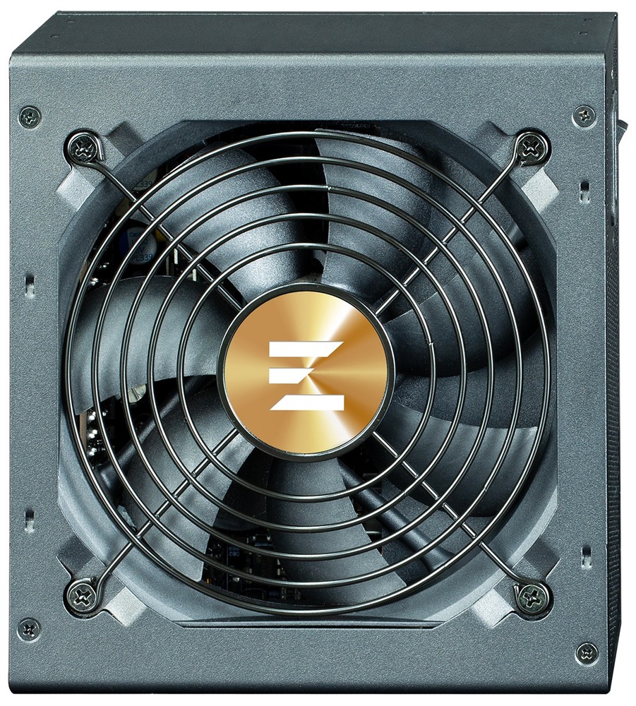 Zdroj Zalman TeraMax II SE 750W (ZM750-TMX2SE) čierny Na obrázku je čelný pohľad na napájací zdroj Zalman. Takmer celú plochu zaberá veľký čierny ventilátor krytý guľatou kovovou mriežkou, uprostred so zlatým kruhovým logom značky. Telo zdroja má tmavo šedý kovový povrch av rohoch sú vidieť skrutky. Fotografie ukazuje hlavne chladiacu časť zdroja v technickom detaile.