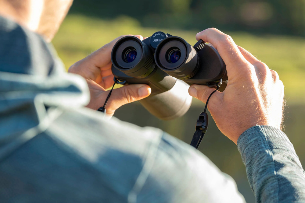 Detailný pohľad na kvalitnú optickú sústavu ďalekohľadu Nikon Action 16×50.
