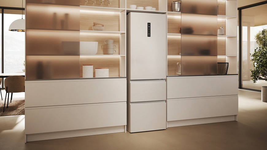 biela chladnička haier HTW5618DNPW zabudovaná v stene z boku