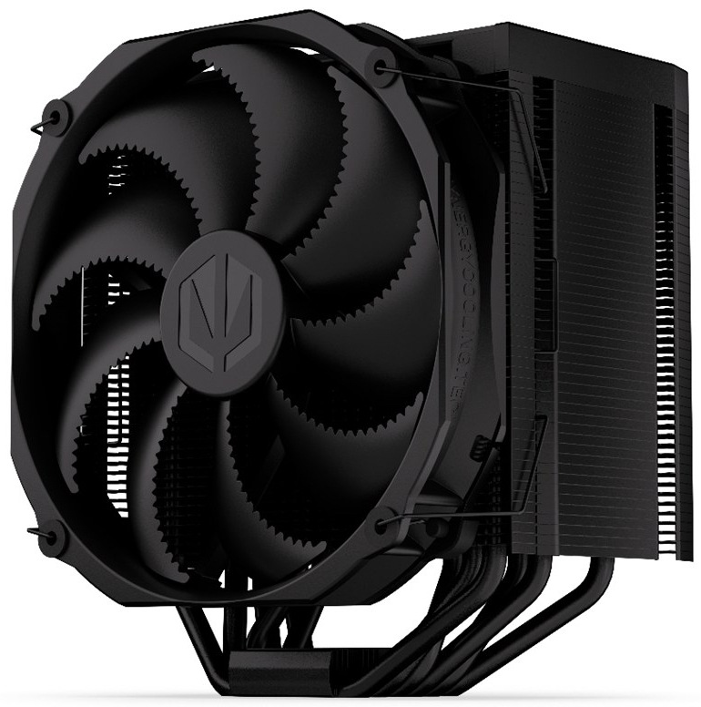 Na obrázku je chladič CPU ENDORFY Fortis 5 Black - vežový vzduchový chladič pre procesor. V popredí dominuje veľký čierny ventilátor s viacerými lopatkami, ktorý fúka vzduch cez chladič. Za ventilátorom je blok hustých čiernych kovových rebier (radiátor) a dole sú vidieť zahnuté čierne trubičky (heatpipe), ktoré odvádzajú teplo z procesora do rebier.