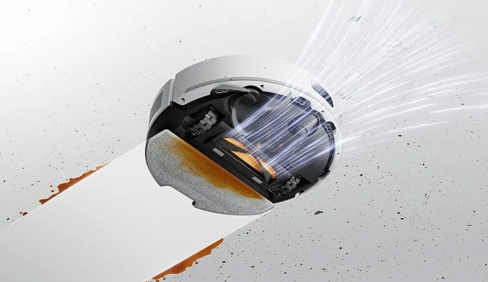 Robotický vysávač Dreame F20 biely Pohľad zospodu na robotický vysávač Dreame F20, ktorý nasáva nečistoty a zároveň za sebou necháva čistú vytretú podlahu.