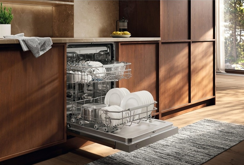 Otvorená umývačka Electrolux E72IA200SX séria 700 v kuchynskej linke s dreveným dekorom.