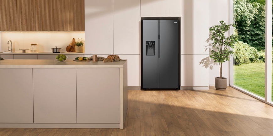 Americká chladnička Gorenje G800 NRR9185ESBXL1 Inoxlook Americká chladnička Gorenje NRR9185ESBXL1 je umiestnená v kuchynskom výklenku. Celá kuchyňa pôsobí moderným a minimalistickým vzhľadom.