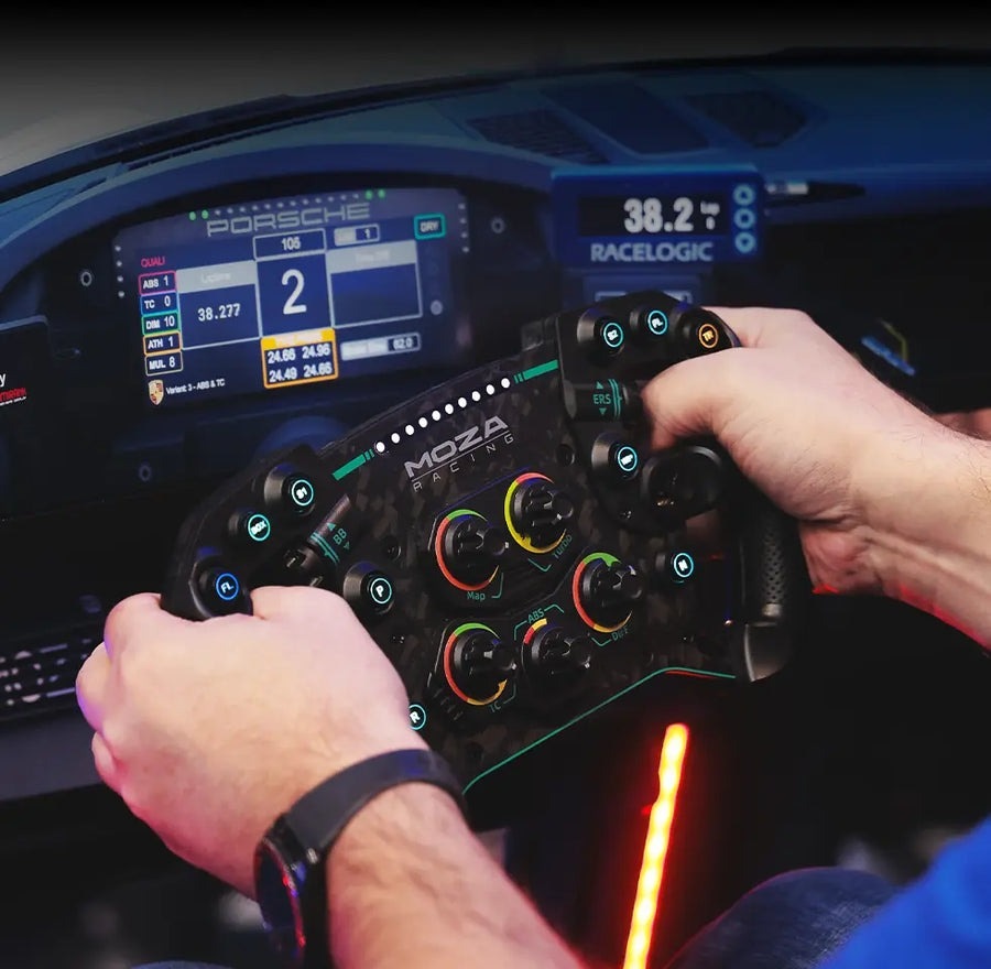 Volant Moza Racing GS V2P (PC) čierny Záber na užívateľov držiaceho volant v rukách s digitálnym kokpitom na pozadí.