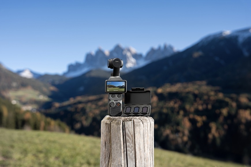 Outdoorová kamera DJI Osmo Pocket 4 Creator Combo čierna Detail obrázku kamery umiestnené na stĺpe.