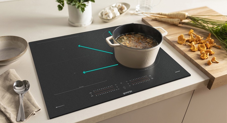 Indukčná varná doska Gorenje G600 GI6442MSCWF InfiniteMatt čierna Hrnec se přesunul z jedne varme zony desky gorenje na druhou a zustalo zachovano nastaveni. Jsou v obrazku videt šipky, odkud kam. Vedle desky je pripravena zelenina.
