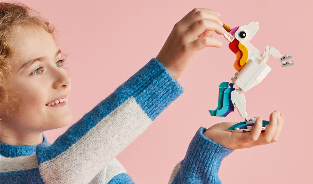 Stavebnica LEGO® Creator 3 v 1 31140 Kouzelný jednorožec Farebný jednorožec s pohyblivými nohami a kopytami ponúka deťom zábavné hranie a dúhový podstavec na vystavenie.