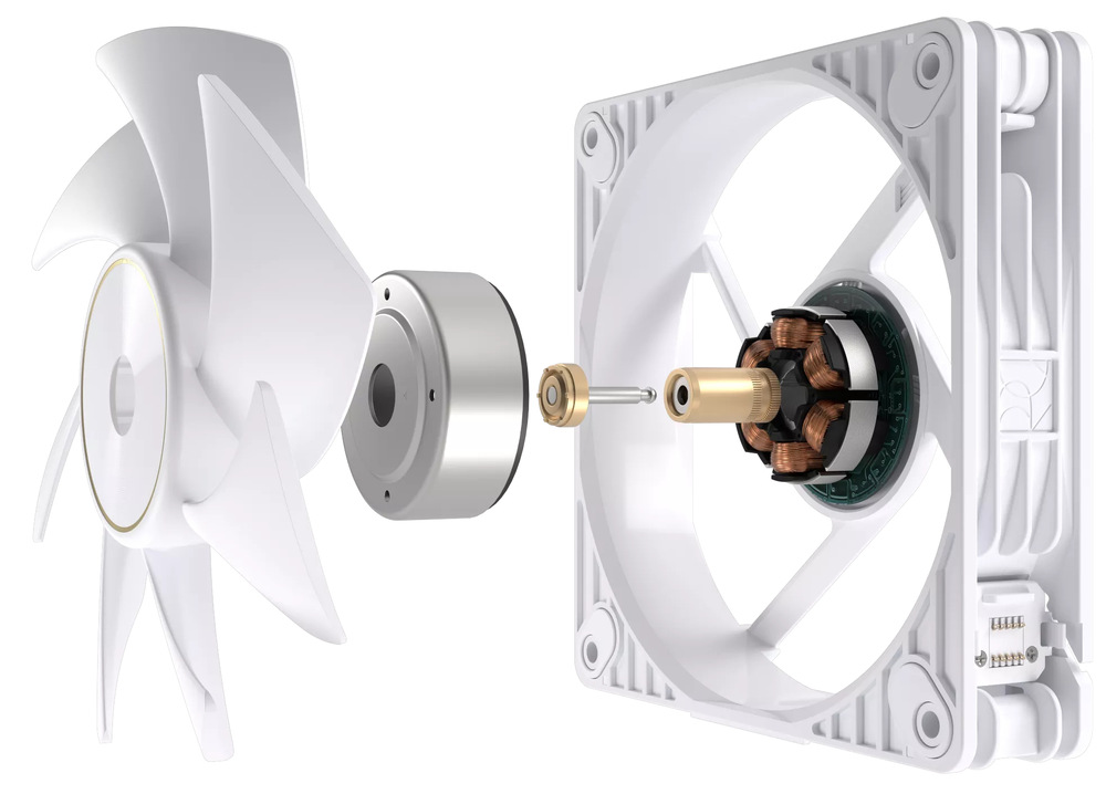 Ventilátor Asus ProArt PF120 White 3in1, 120 mm, 3 ks biely Na obrázku je Ventilátor Asus ProArt PF120 White (120 mm) v rozloženom „explodovanom“ pohľade, aby bolo vidieť, z čoho sa skladá. Vľavo sú biele lopatky s okrúhlym stredom so zlatistým krúžkom. Uprostred je samostatná kovová časť náboja/ložiska. Vpravo je biely štvorcový rám ventilátora av jeho strede je odkrytý motor - sú vidieť medené vinutia a elektronika okolo. Dole na ráme je tiež malý konektorový modul na prepojenie ventilátorov.