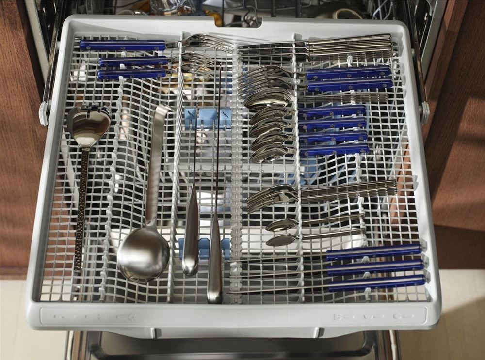Umývačka riadu Electrolux Série 600 E62LC200S Vysunutá zásuvka FlexiMax plná príborov.