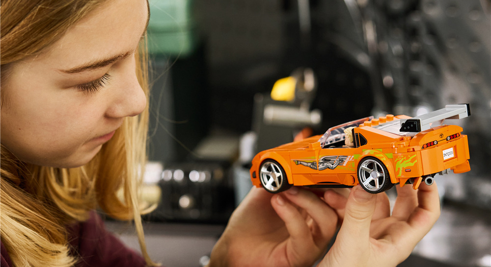 Stavebnica LEGO® Speed Champions 77260 Rychle a zběsile Toyota Supra MK4 Výrazná oranžová karoséria, zadné krídlo a grafika „Nuclear Gladiator“ dávajú Toyote Supra MK4 typický filmový vzhľad.