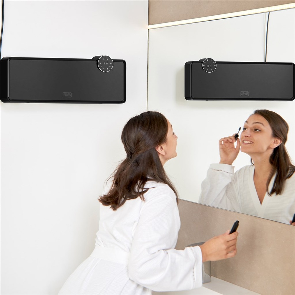 Žena v kúpeľni, na stene vykurovací panel Black+Decker
