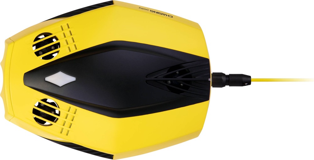 Horný pohľad na žltý podvodný dron Chasing Dory s chránenými vrtuľami a pripojeným signálnym káblom.