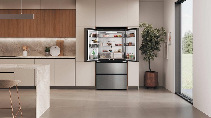 otvorená chladnička Haier HFR59F18CWMM plná potravín v kuchyni