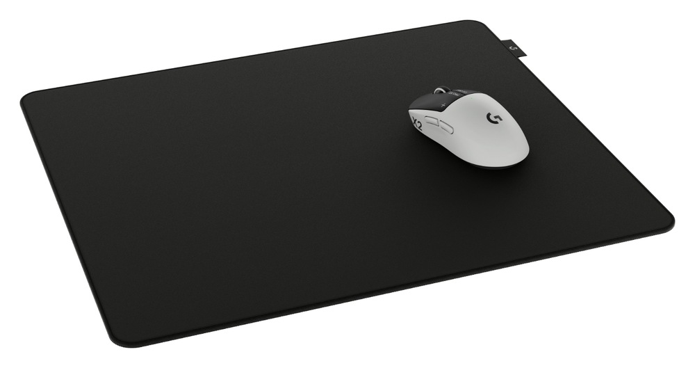 Podložka pod myš Logitech PRO X Control s hernou myšou položenou na povrchu