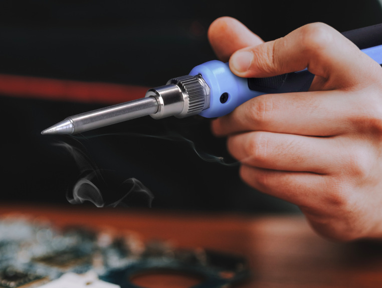 Ergonomická spájkovačka Solight PHS02 pri práci s presným hrotom na spájkovanie elektroniky