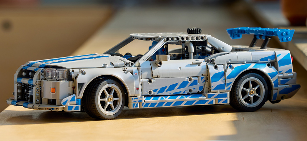 Stavebnica LEGO® Technic 42210 2 Fast 2 Furious Auto Nissan Skyline GT-R (R34) Šesťvalcový motor s pohyblivými piestami dopĺňa prepracovanú konštrukciu a 1 410 dielikov ponúka náročné stavanie.