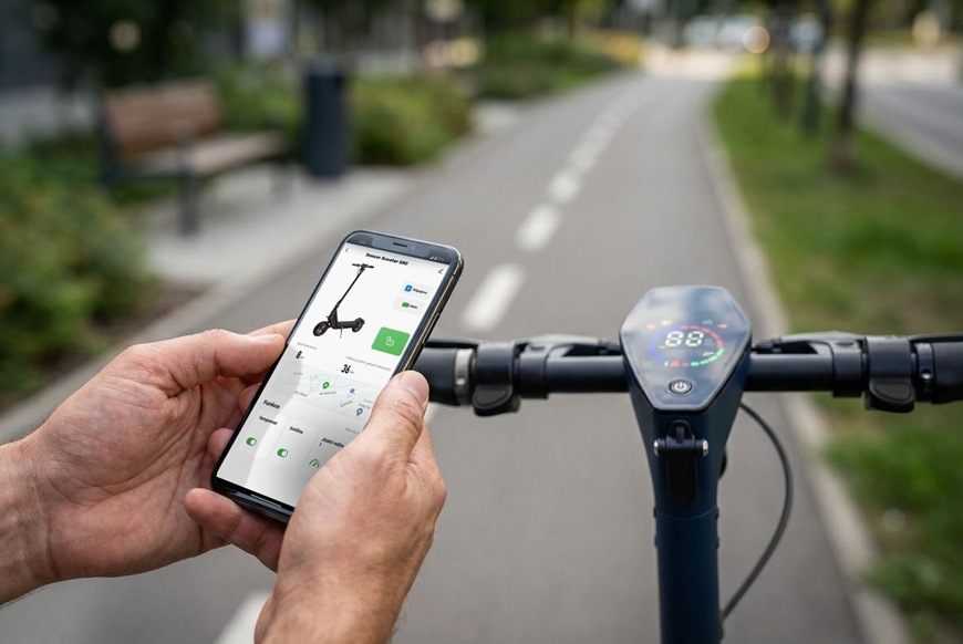 Elektrická kolobežka Sencor SCOOTER S80 čierna Mobilná aplikácia umožňuje sledovať stav elektrickej kolobežky Sencor SCOOTER S80 priamo v smartfóne. Užívateľ má prehľad o jazdných údajoch, nastavení aj stave zariadenia počas každodenného používania.