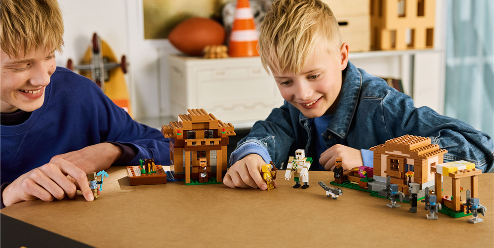 Stavebnica LEGO® Minecraft® 21596 Útok Mága na vesnici Po hraní je možné dedinu vystaviť ako dekoráciu alebo jej časti znovu prestavať a vytvoriť nové príbehy.