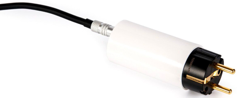 Sieťový adaptér SilentPower AC iPurifier biely Detail pripojenia napájacieho adaptéra iFi SilentPower AC iPurifier s prívodným káblom