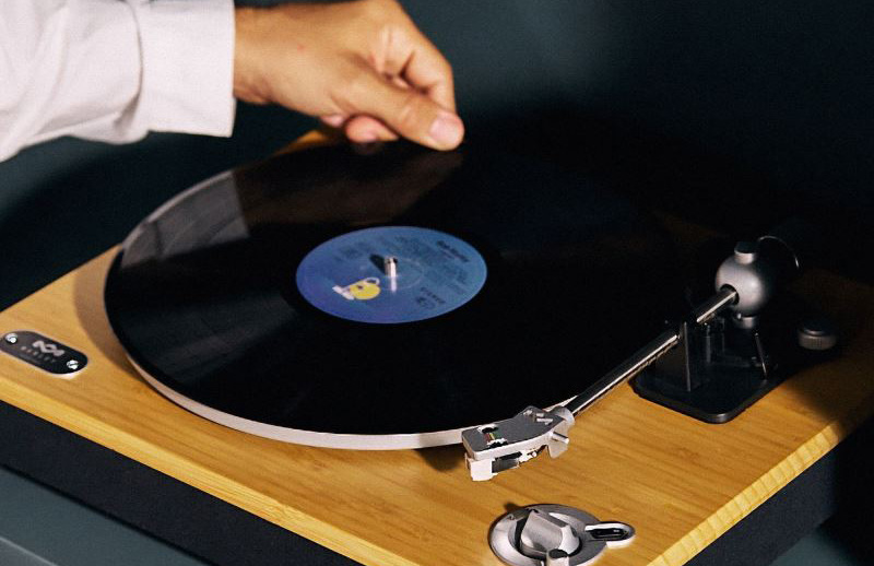 Gramofón Marley Stir It Up Wireless 2 čierny/hnedý Integrovaný predzosilňovač a 3,5 mm výstup zaisťujú ľahké prepojenie a univerzálne použitie.