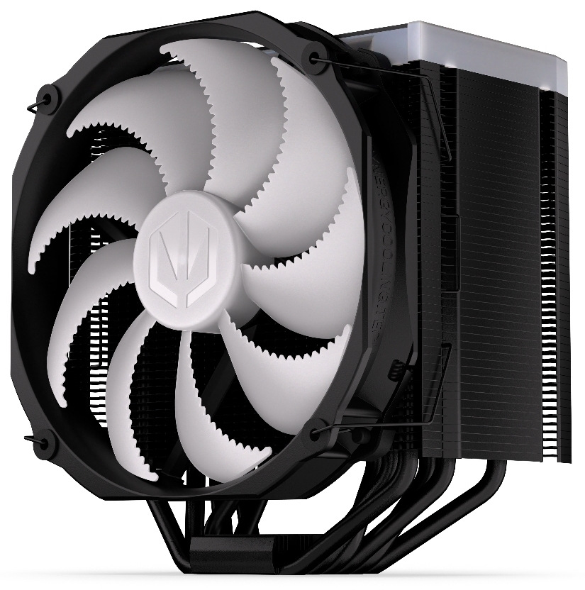 Chladič CPU ENDORFY Fortis 5 ARGB Black Na obrázku je chladič CPU ENDORFY Fortis 5 ARGB Black zo šikmého pohľadu. Vpredu je veľký ventilátor s bielymi lopatkami v čiernom rámčeku, prichytený drôtenými sponami. Za ním je dvojitý blok hustých čiernych kovových rebier (dvojitá „veža“), ktorý odvádza teplo. Dole je vidieť šesť zahnutých čiernych trubičiek (heatpipe) vedúcich teplo od procesora do rebier. Hore je svetlý horný kryt, ale podsvietenie na tejto fotke nesvieti.