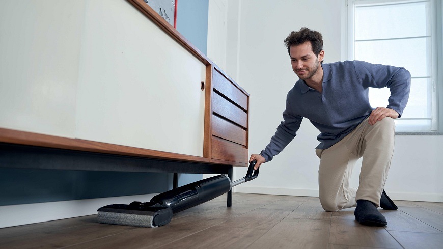 Tyčový vysávač Hoover HW300 011 čierny/strieborný sklopený vysávač Hoover HW300 011 upratuje nečistoty pod skrinkami