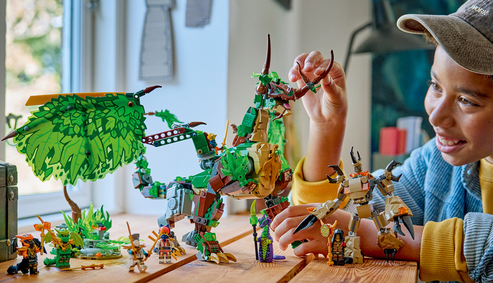 Stavebnica LEGO® NINJAGO® 71859 Drak života Miniatúrny robot s pohyblivými časťami predstavuje ďalšiu bojovú jednotku, ktorá môže vyraziť proti drakovi.