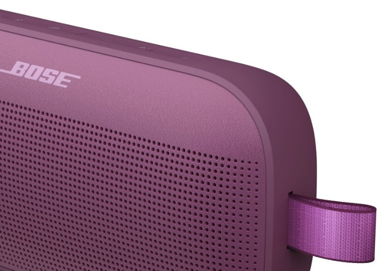 Detail bočného pútka a perforovanej mriežky reproduktora Bose SoundLink Flex II