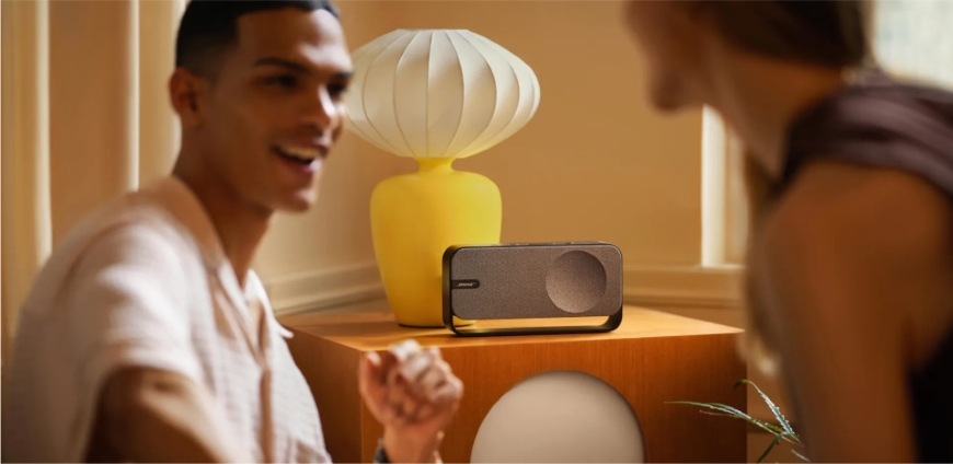 Prenosný reproduktor Bose SoundLink Home vytvára kvalitný hudobný podkres pre tancujúci pár