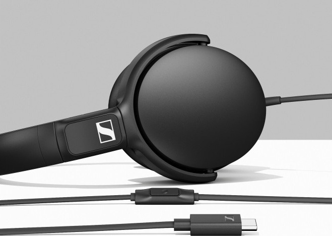 Slúchadlá Sennheiser HD400U čierna Detail boku slúchadiel Sennheiser HD400U s ovládaním na kábli a USB-C koncovkou
