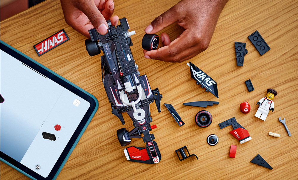 Stavebnica LEGO® Speed Champions 77250 Závodní auto MoneyGram Haas F1® Team VF-24 Súčasťou stavebnice je minifigúrka pilota v tímovom outfite, ktorá môže zasadnúť priamo do kokpitu.