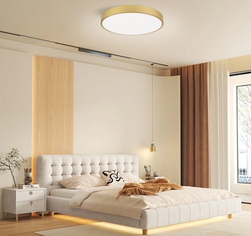 LED stropné svietidlo IMMAX NEO LITE SEMPLICU, 60W, BEACON, Wi-Fi, TUYA, priem. 60cm zlaté LED stropné svietidlo IMMAX NEO LITE SEMPLÍCI inštalované v spálni