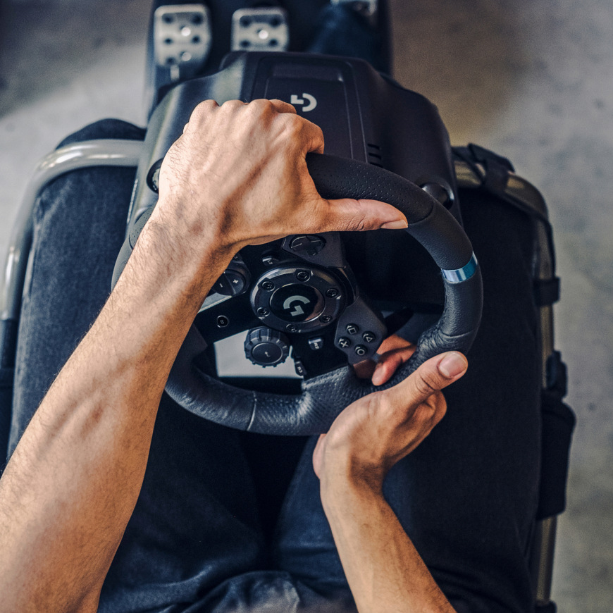 Volant Logitech G923 Racing Wheel and Pedals - PC only čierny Hráč ovládajúci volant Logitech G923 Racing Wheel počas závodnej jazdy