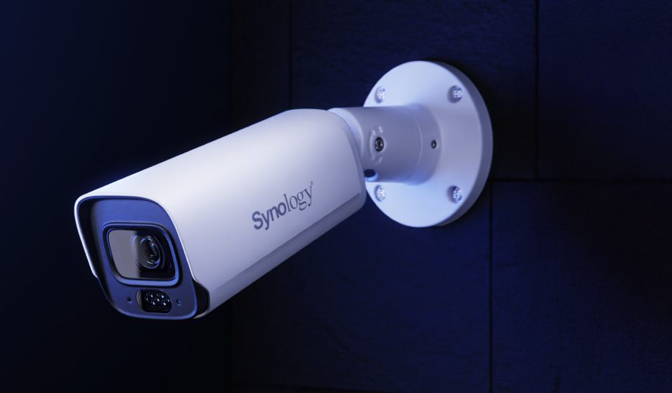 IP kamera Synology BC800Z biela IP kamera Synology BC800Z poskytujúca farebný obraz cez deň aj v noci