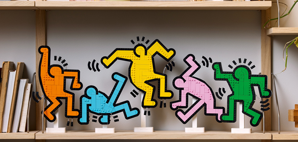 Stavebnica LEGO® Art 31216 Keith Haring – Tančící postavy Päť brožúr umožňuje spoločné stavanie, pri ktorom každý účastník vytvorí jednu z Haringových postáv