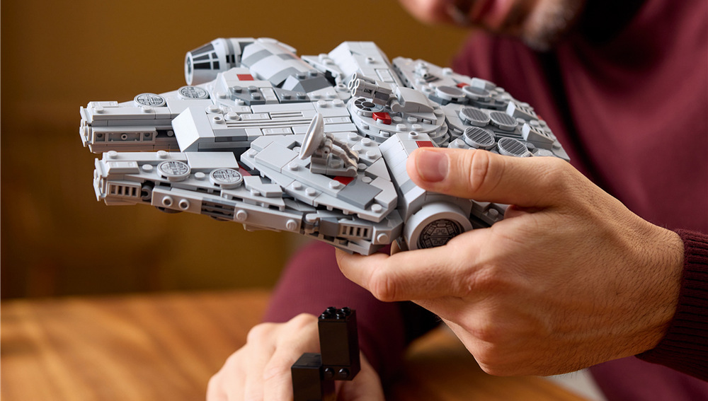 Stavebnica LEGO® Star Wars™ 75375 Millenium Falcon™ Millenium Falcon vyniká typickou asymetrickou siluetou a prepracovanými detailmi, ako sú kokpit, motor a delá.